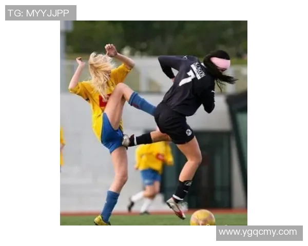 扎头发的足球明星在赛场上的英勇瞬间与个人魅力展示